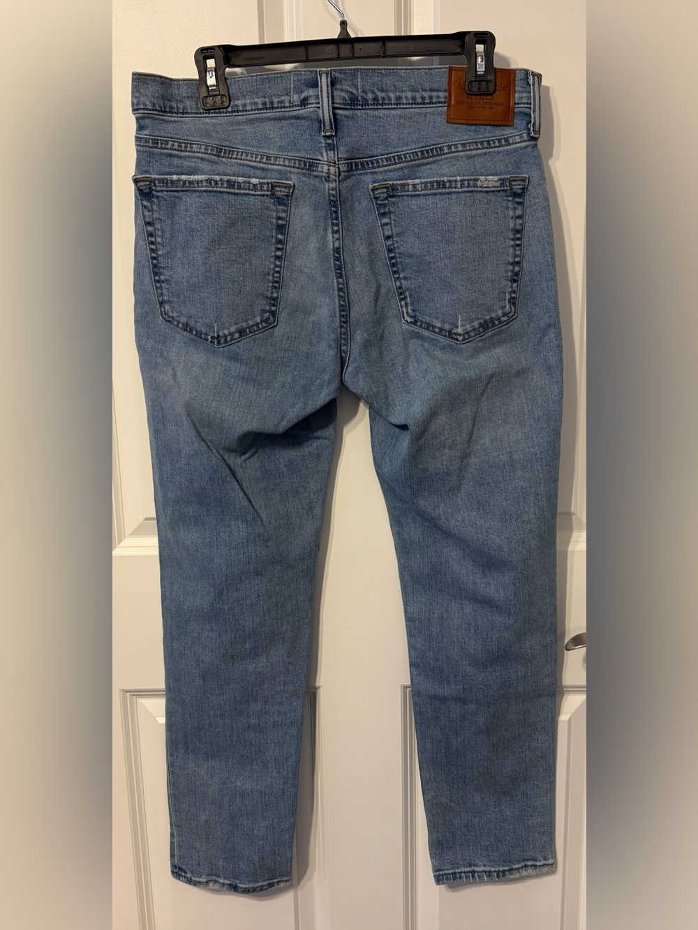 NWOT - Abercrombie & Fitch Skinny Distressed Jeans in Light Blue Wash - Picture 2 of 6